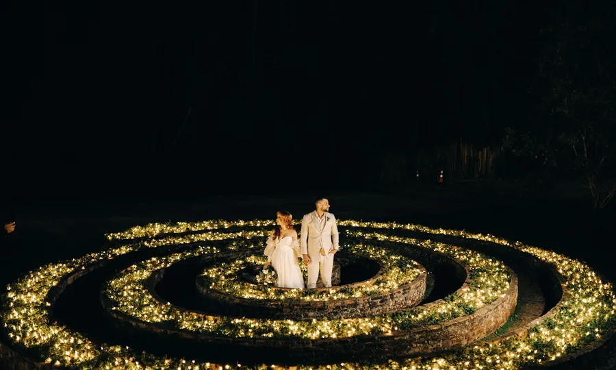 Cerimônia noturna com espiral de luzes em casamento ao ar livre