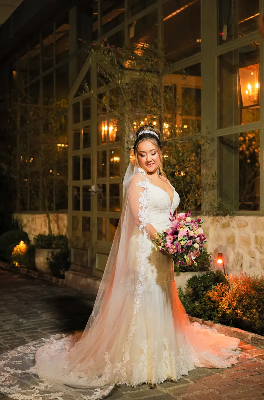Noiva de vestido em luz dourada em espaço de eventos