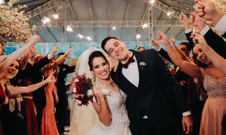 Saída dos noivos celebrada pelos convidados em casamento organizado pela Noiva S.A.